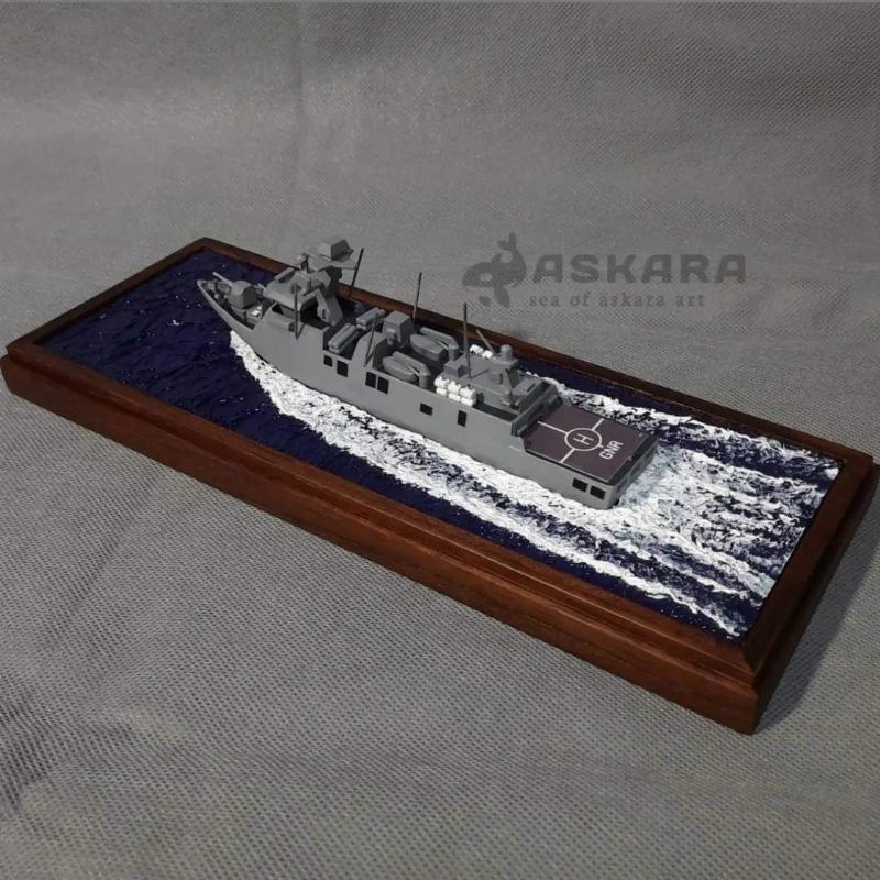 Miniatur Kapal KRI I Gusti Ngurahrai / Kapal Perang