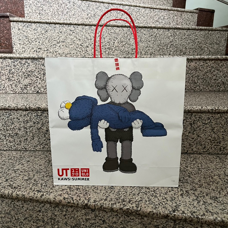 

Paperbag Uniqlo x Kaws Original Store / Paperbag Uniqlo Untuk Bungkus Kado