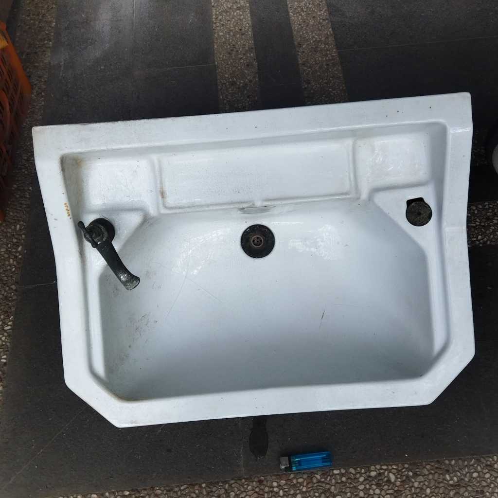 Pajangan Vintage Wastafel de Sphinx made in Holland