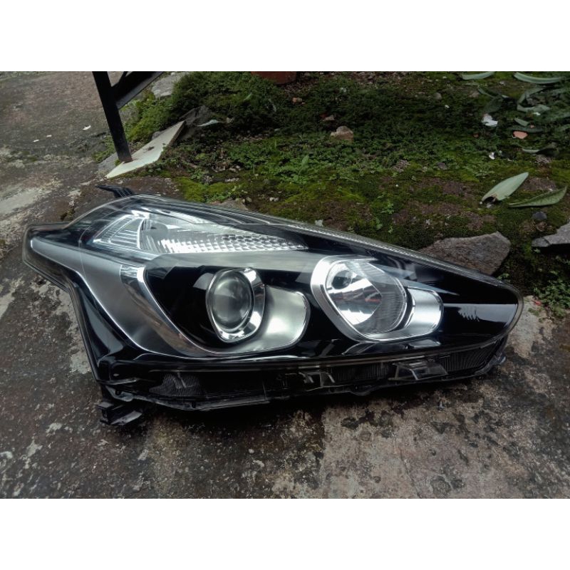 headlamp/lampu depan Sienta type V