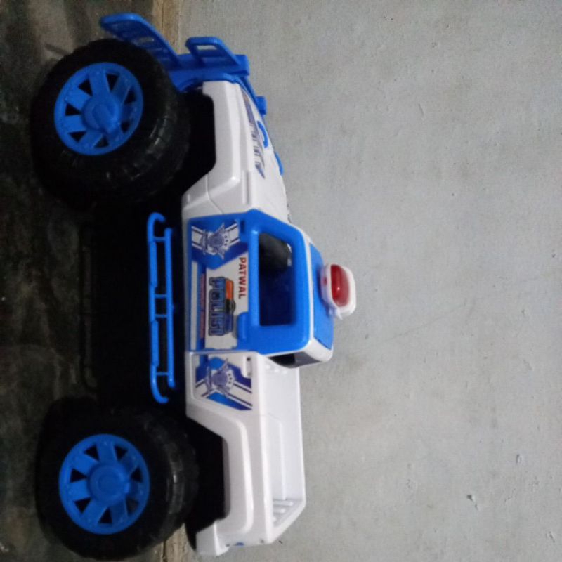 mobil mainan polisi besar