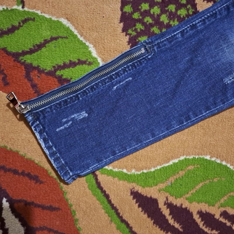 BALMAIN RIPPED JEANS SECOND