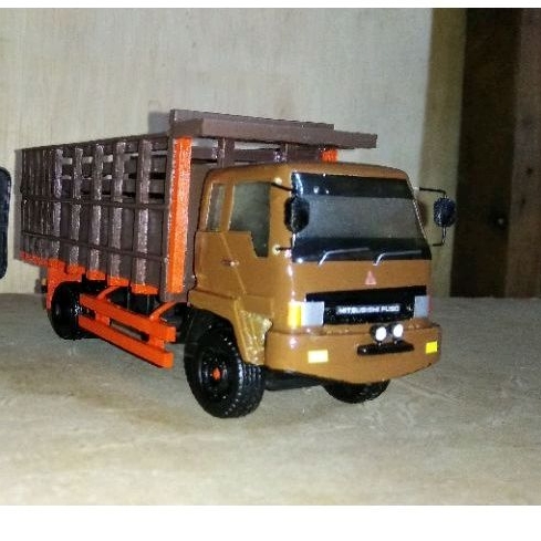 Miniatur truk Fuso coklat 2