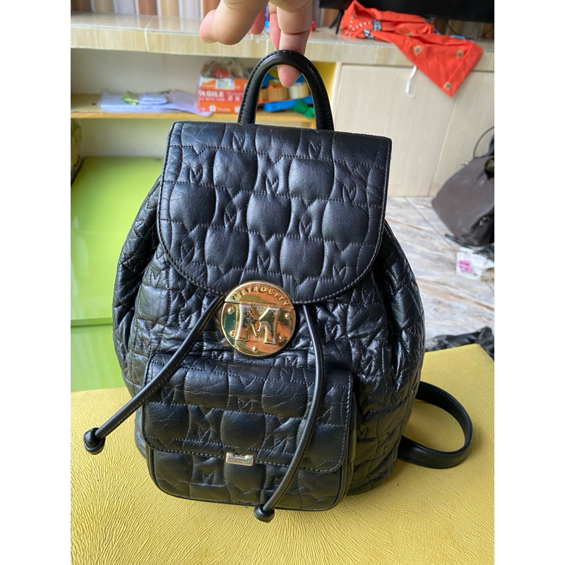 Tas bekas. Tas seken. Tas second. Tas metromini