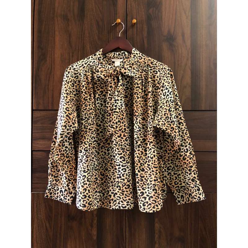 H&M HNM blouse leopard / kemeja hnm preloved / kemeja leopard / blouse leopard h&m / blouse leopard 