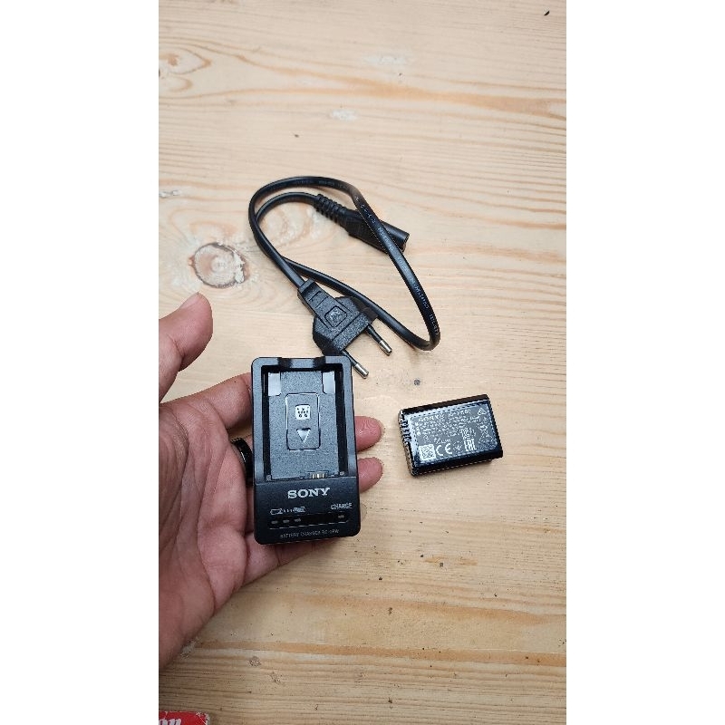 Batrei dan Charger original Sony NP FW 50