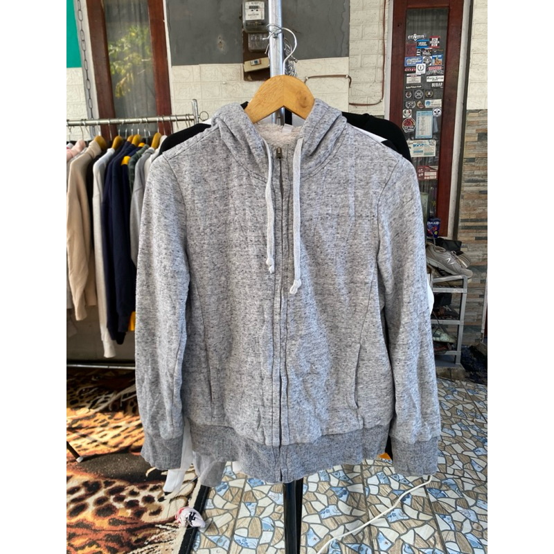 Hoodie uniqloo second bekas