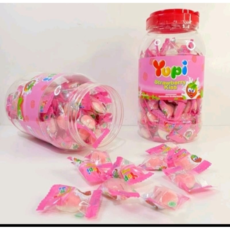 

yupi permen toples strawberry