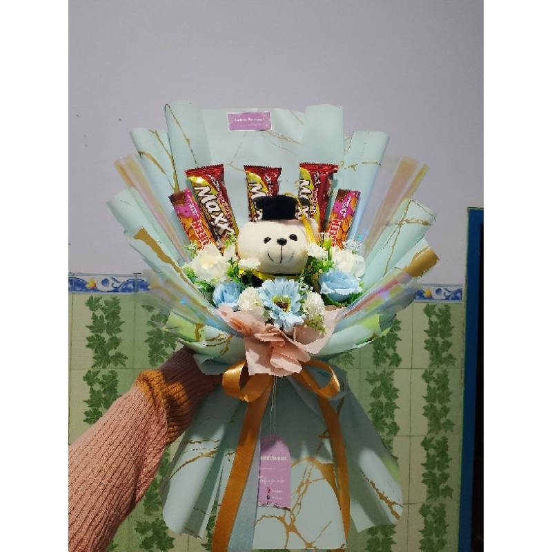 

buket Boneka Wisuda Dan Snack Coklat Dan Bunga Artificial