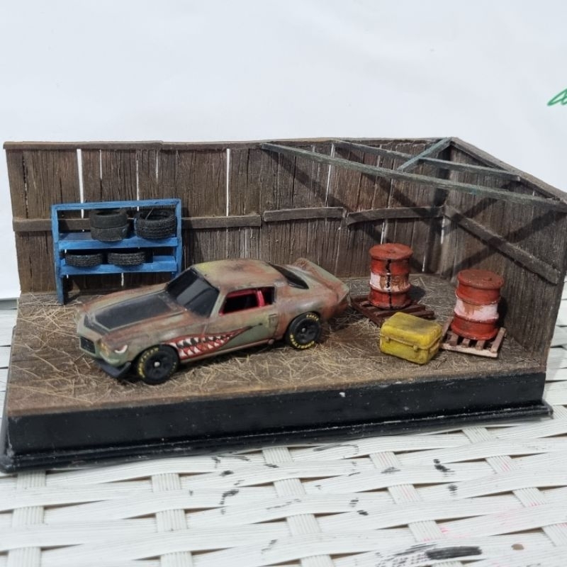 diorama dengan penutup akrilik skala 1:64 hotwheels