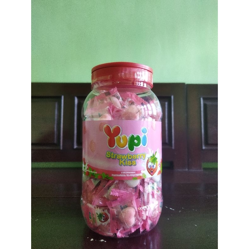 

Permen Yupi Strawberry Kiss Toples