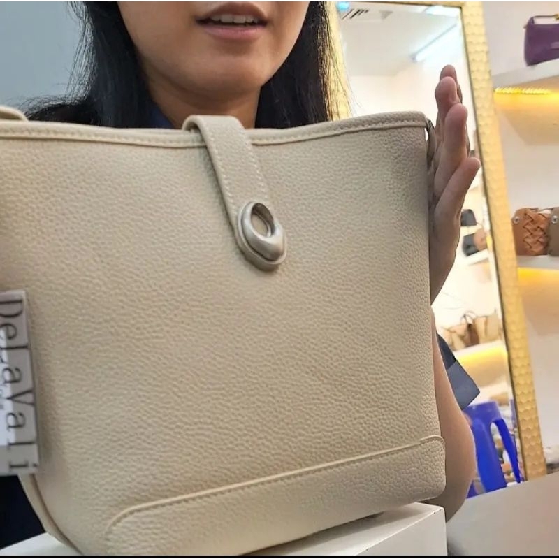 tas selempang delavali beige by madelyn bags