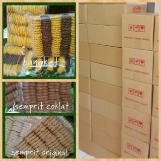 

Kue Semprit 1 dus isi 20 Bungkus / Kue Bangket 1 Dus isi 10 pak berat kurleb 390 gr( Ini yang Asli Gurih Renyah)