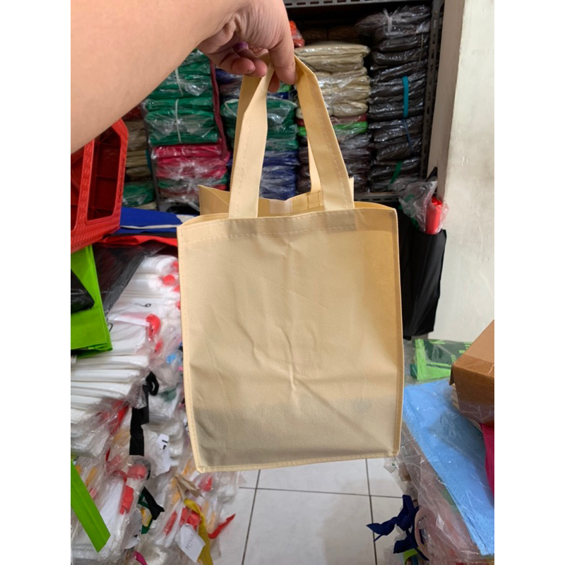 

1 LUSIN (12 PCS) - GOODIE BAG KOTAK NASI / KUE UK 18x18 - TAS SPUNBOND KOTAK BESEK