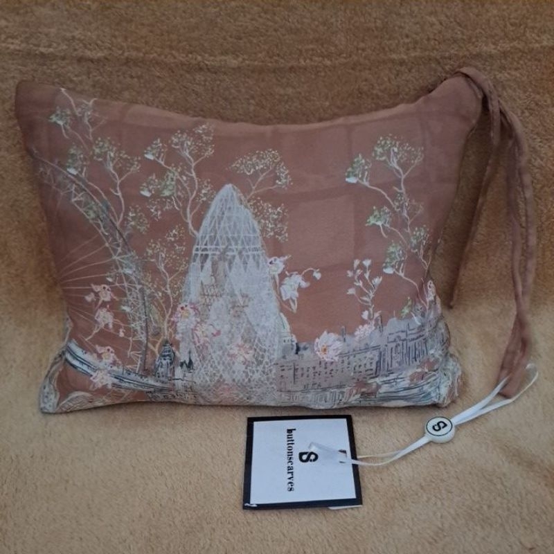 NEW as is BUTTONSCARVES PRAYER ROBE BRITISH seri 1