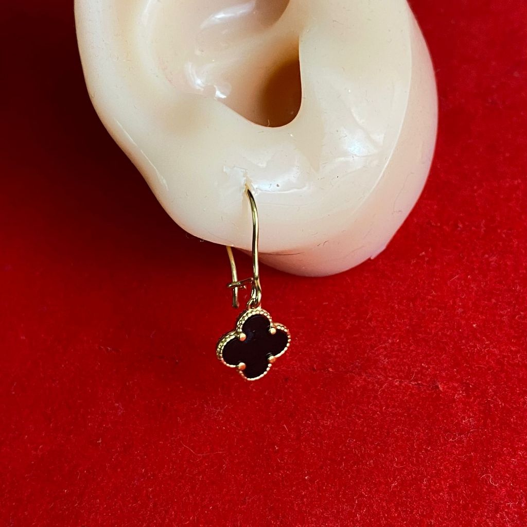 Anting emas bunga hitam