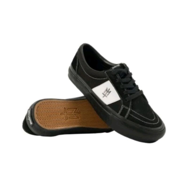 MATERNAL DISASTER sepatu shoes MATERNAL INVERNI BL SIZE 40