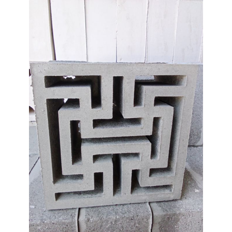 Roster beton/loster minimalis motif labirin hitam