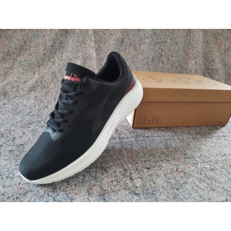 sepatu sport runing olahraga warna hitam sepatu diadora hermione