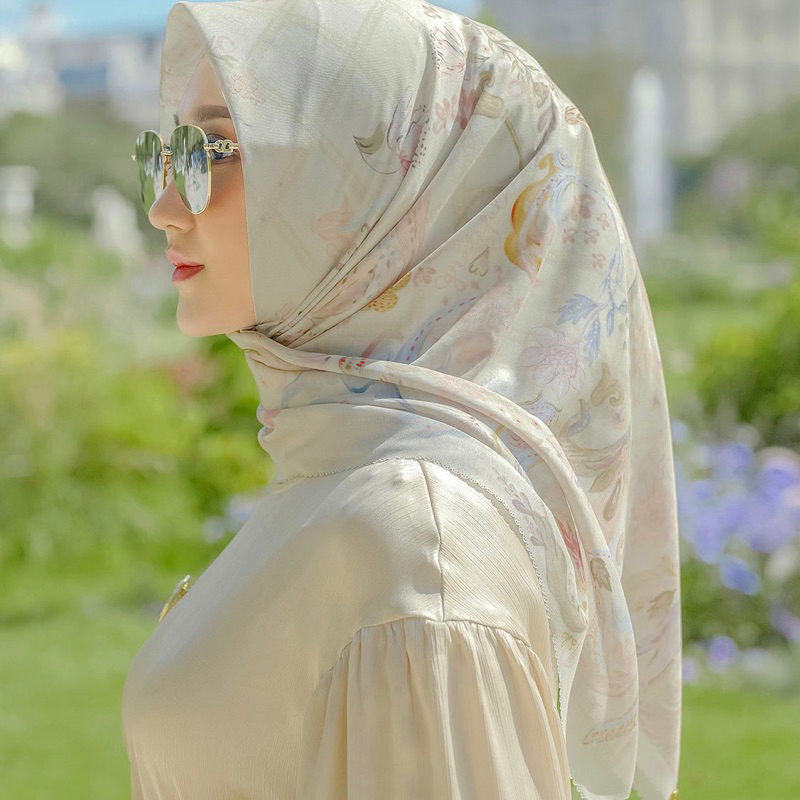 NEW Buttonscarves Autograph x dian pelangi Creme