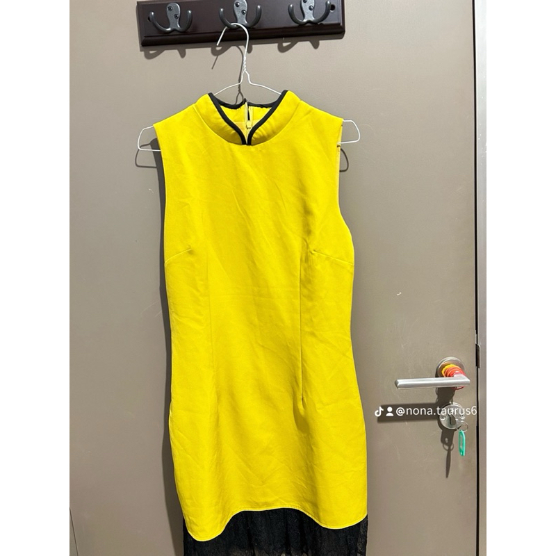 Dress Yellow Yuan Market