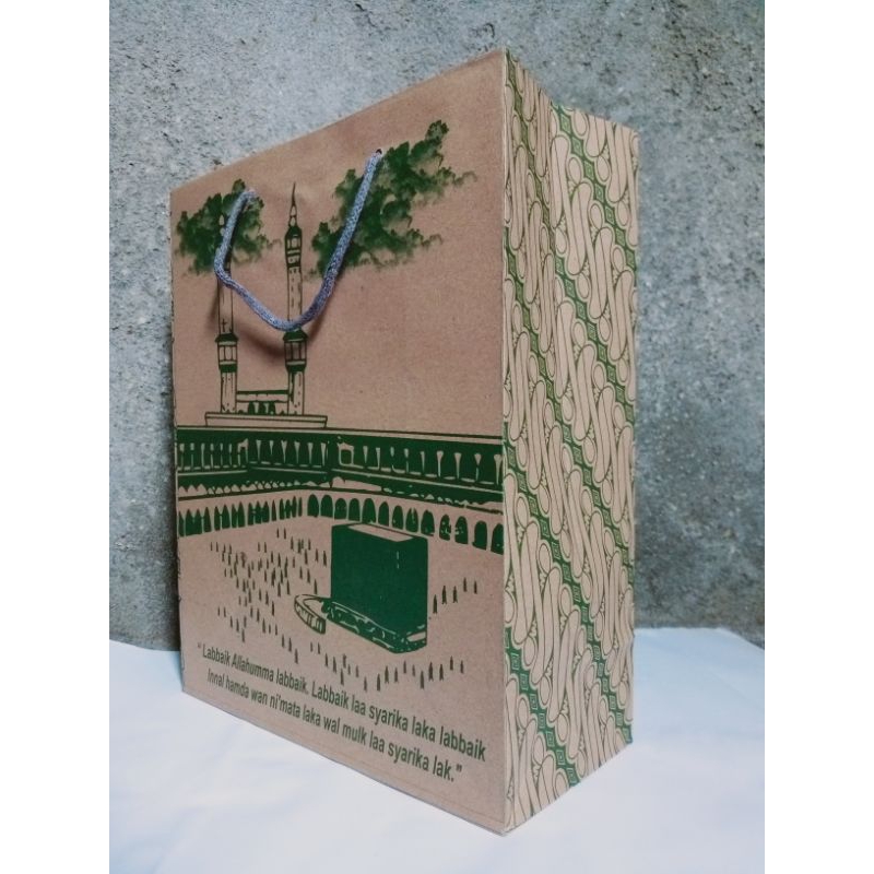 

PAPER BAG HAJI DAN UMROH|| TAS SOUVERNIR HAJI DAN UMROH|| TAS OLEH-OLEH|| tas kertas murah