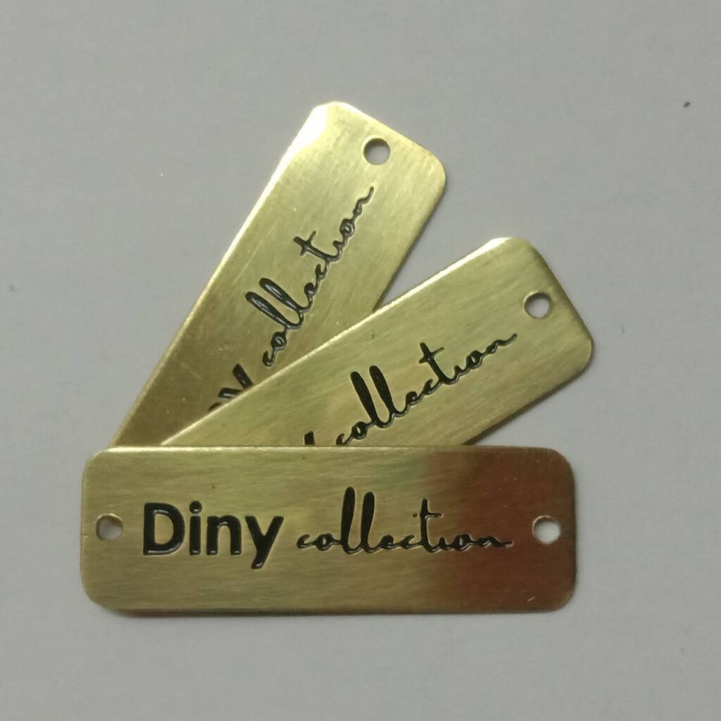 

LABEL PLAT HIJAB KUNINGAN/FREE DESAIN LOGO MINIMAL ORDER 100 OCS