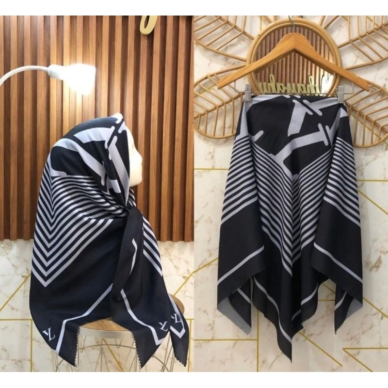 HIJAB SEGI EMPAT VOAL MOTIF GARIS HITAM PUTIH