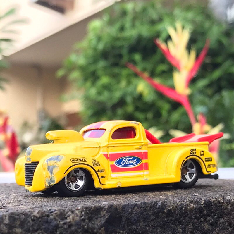 HOT WHEELS FORD TRUCK KUNING