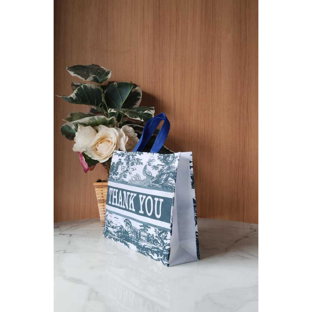 

( SATUAN ) Goodiebag Tas Kain Spunbond HBPA Lipat Bawah dan Samping Tas Souvenir Uk. 32x27x10cm Eceran