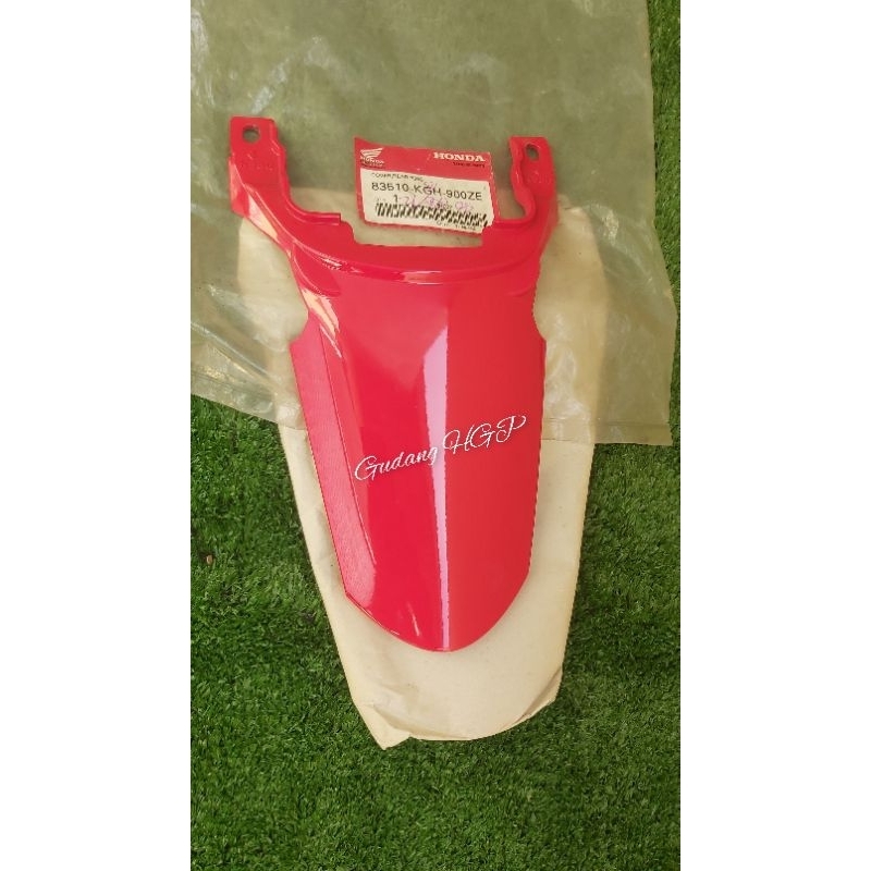 Cover Rear Centre Red Cover Sambungan Body Belakang Honda Sonic 125 83510-KGH-900ZE Ori Honda Genuin
