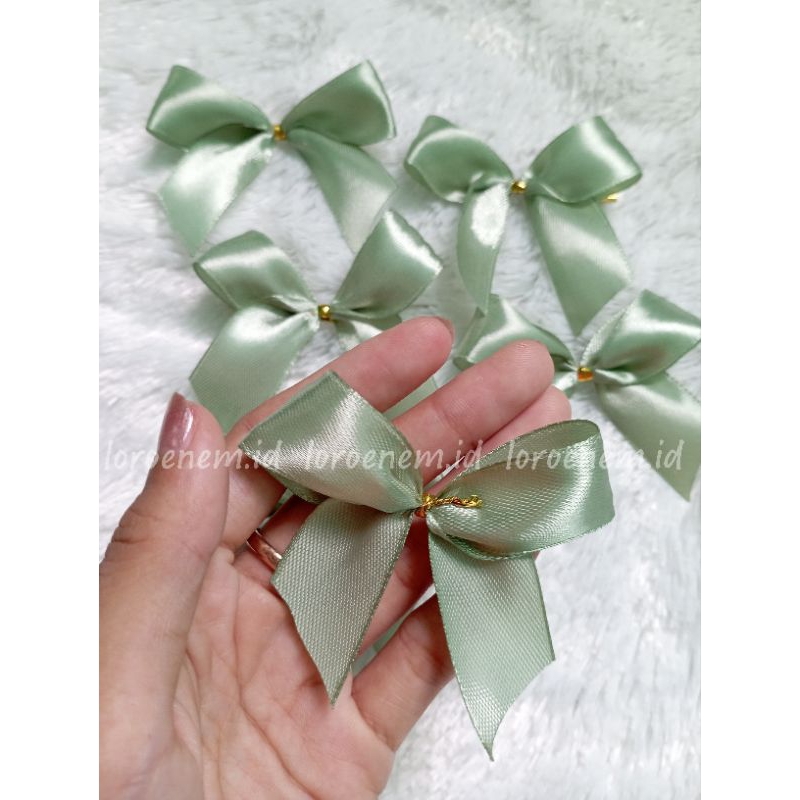 

Pita souvenir siap pakai / pita souvenir / pita satin / pita jadi / pita parcel / pita hampers / souvenir pernikahan