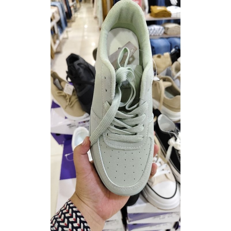 Sepatu sneakers warna sage ukuran 40 brand laviola Qmall