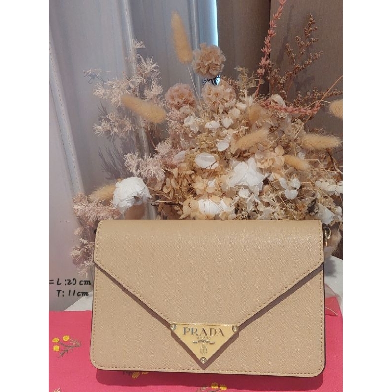 Tas Selempang Prada Wanita Warna-Cream