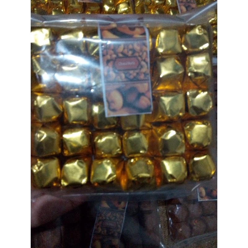 

coklat sq piramid foil emas