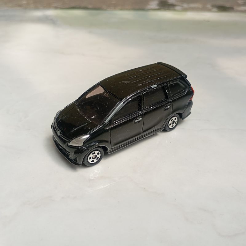 Tomica Toyota Avanza Veloz