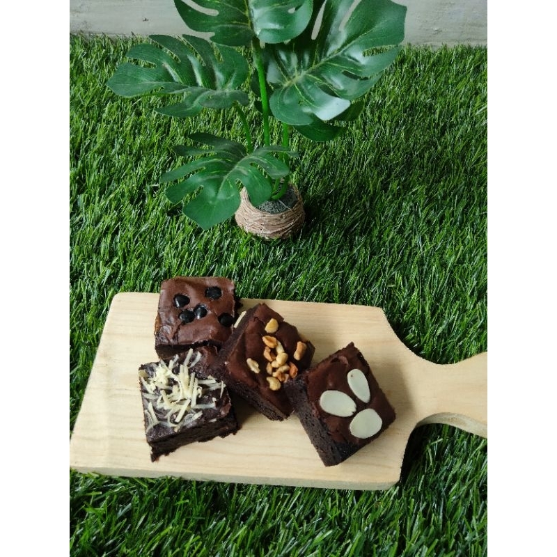 

FUDGY BROWNIES PANGGANG Full Topping 20x20 (25)