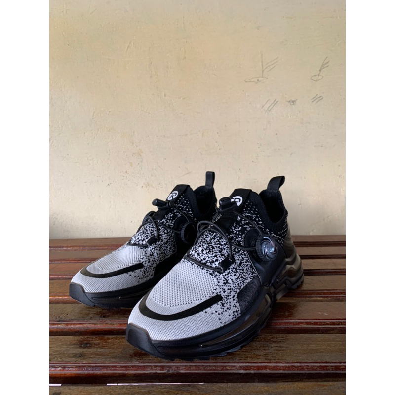 Tracce sepatu / preloved sepatu tracce pria