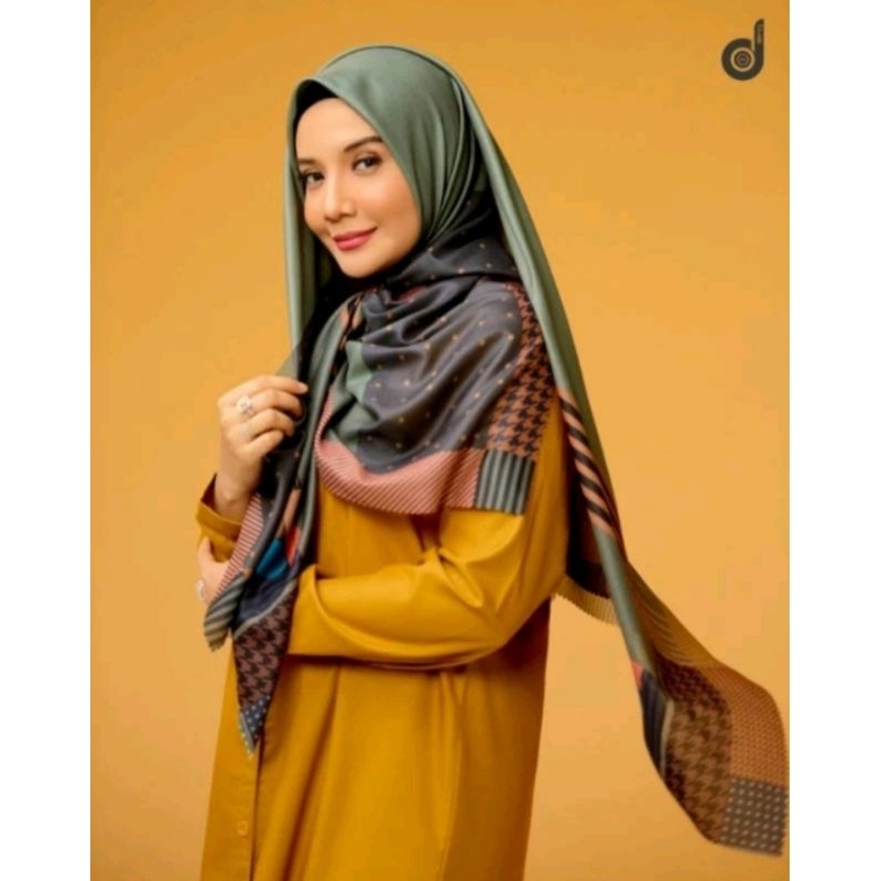 PRELOVED DEENAY X ZASKIA SUNGKAR SPARKLE LARIA METRO URBAN