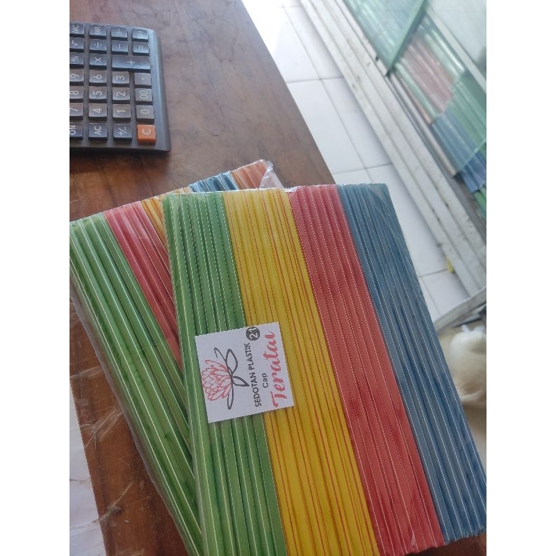sedotan plastik, sedotan warna-warni, sedotan