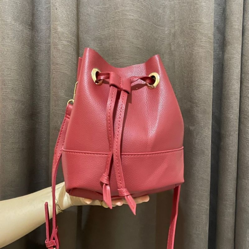 tas preloved sling bag model serut warna merah bahan kulit jeruk