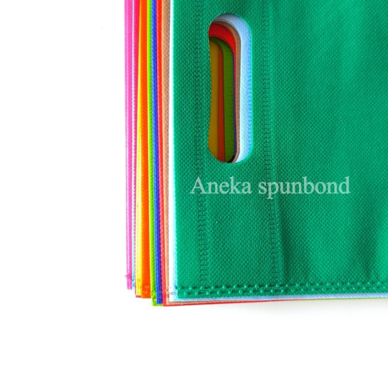 

RB isi 100 pcs Paket Hemat Goodiebag Spunbond Oval Plong 25x35