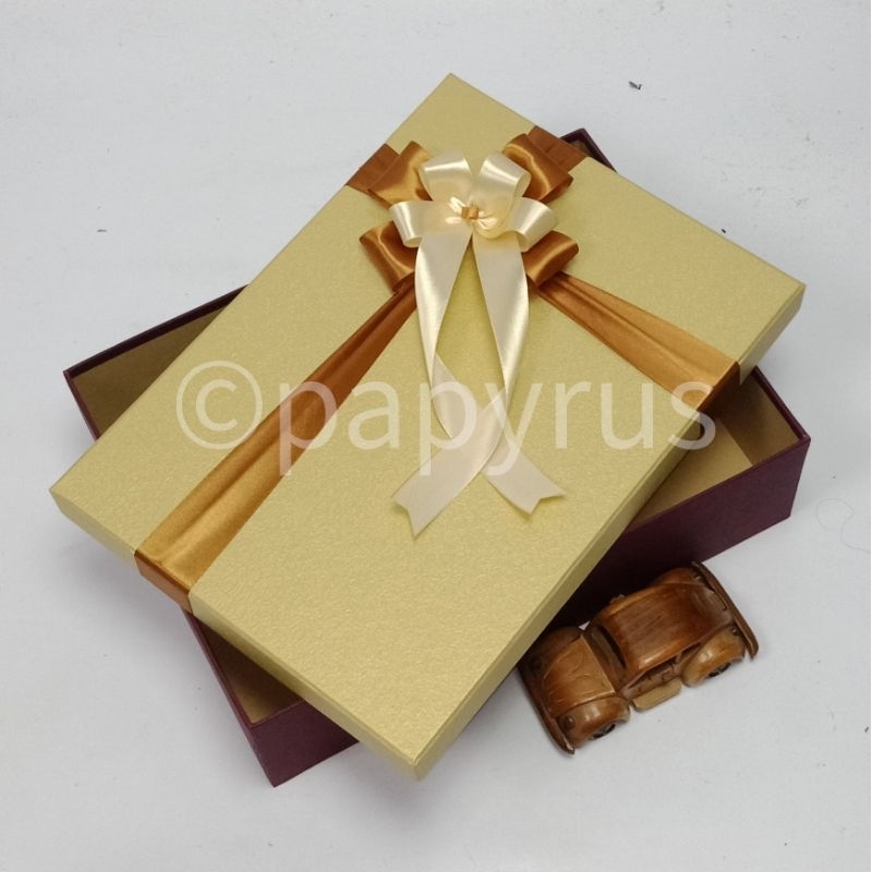 

PAPYRUS Kombinasi 25x35 Tinggi 10cm Kotak Kado Gift Box V2