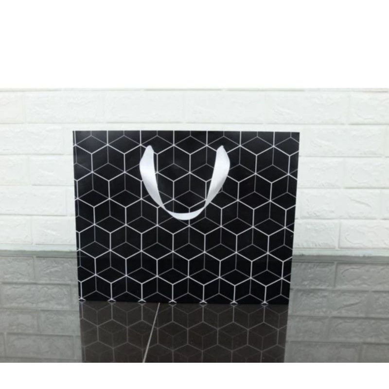 

Paperbag Motif Jala warna hitam Uk. 32,5 x 14 x 25 cm