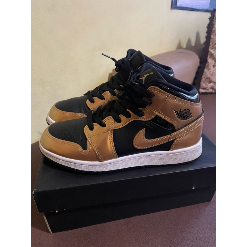 Air Jordan 1 Mid SE Metallic Gold Black GS - Women Sneakers