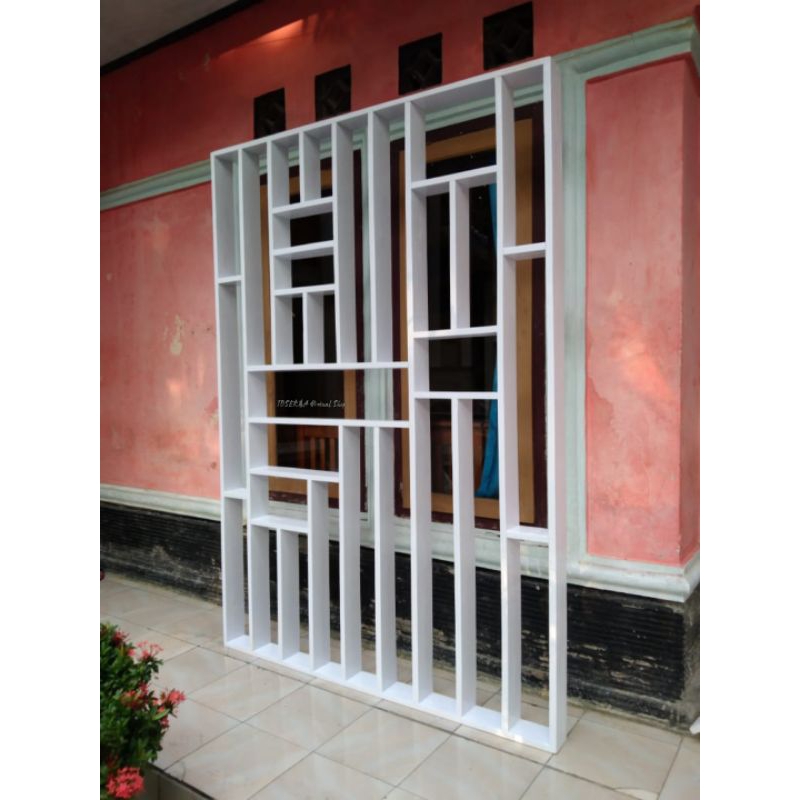 Penyekat ruang tamu Kotak dari kayu