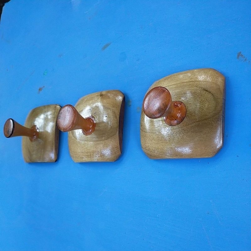 Gantungan baju kapstok tempel