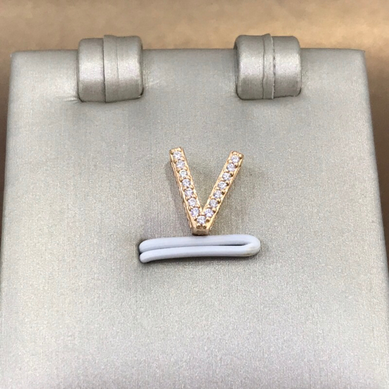 LIONTIN EMAS INISIAL HURUF V 750 LLE0367