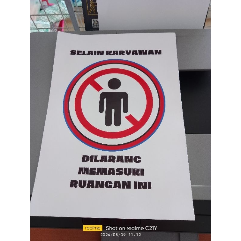 

sticker dengan tulisan "selain karyawan dilarang memasuki ruangan ini