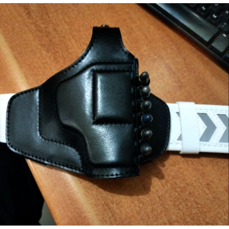 sarung senjata kulit revolver kecil atau FN hitam putih